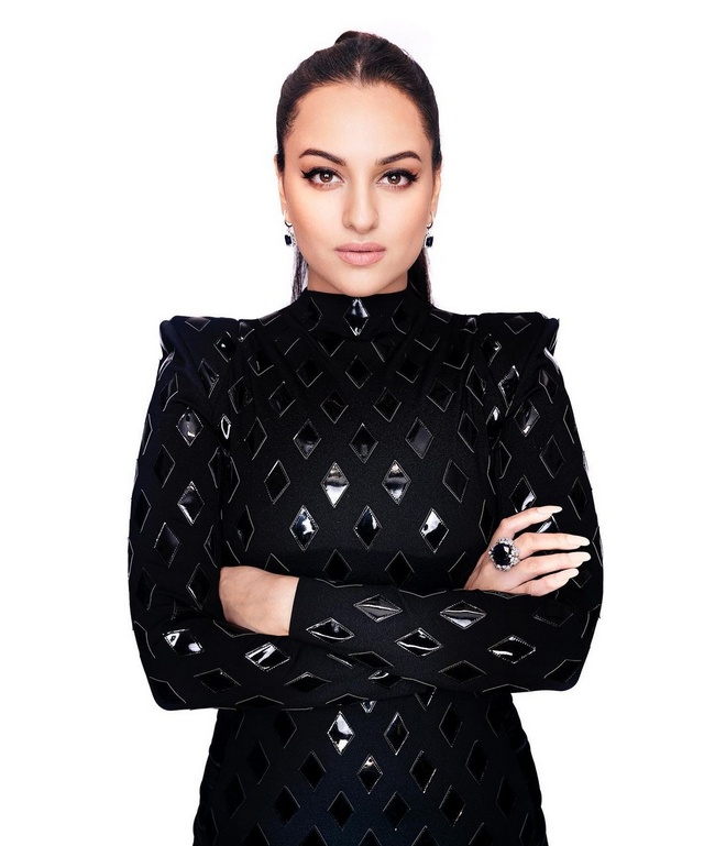 Actors Gallery: Sonakshi Sinha Latest Clicks in Black Dress