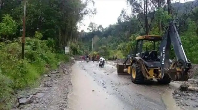 Alcaldía Santos Marquina apoya con maquinaria para el despeje de la vía hacia el municipio Rangel