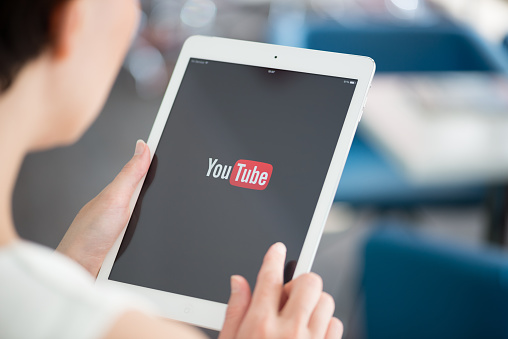 Organizações de verificação de fatos denunciam a resposta 'insuficiente' do YouTube à desinformação