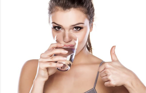 Drinking lots of water helps to reduce calorie intake and reduce the risk of weight gain