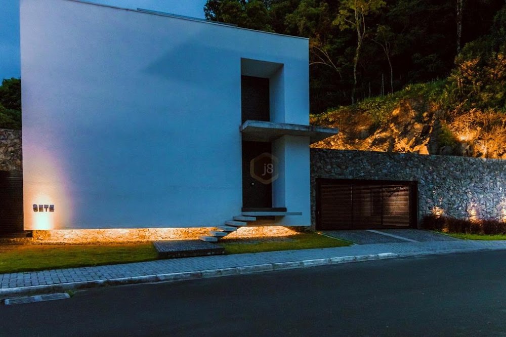 Casa com arquitetura e decoração moderna em Curitiba