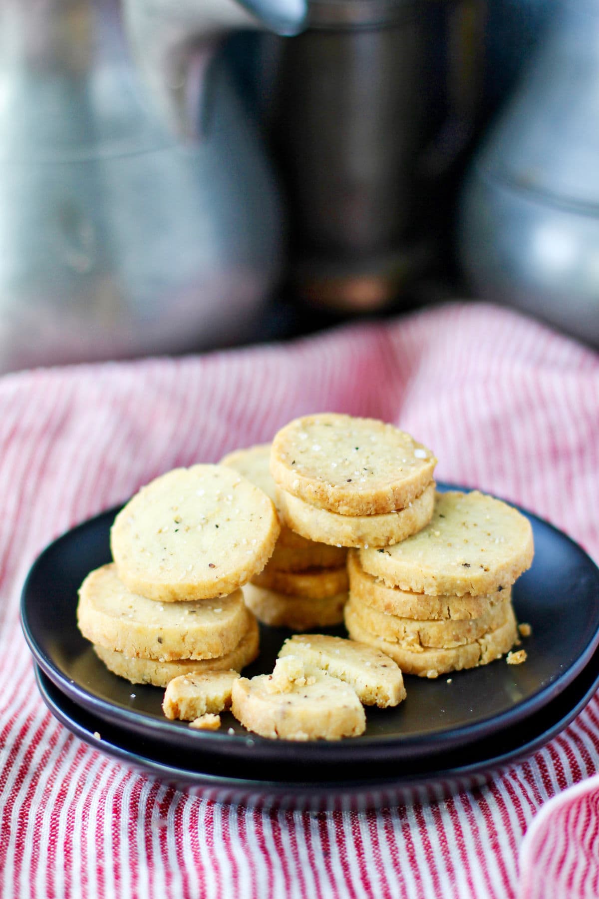 Crackers on a black plate.