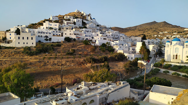 Άποψη της σημερνής πόλης της Ίου (Χώρας) από τον λόφο της Πεντάνασσας. Η αρχαία πόλη βρίσκεται κάτω από την σημερινή με ορατά αρχαία κατάλοιπα σε πολλά σημεία της.