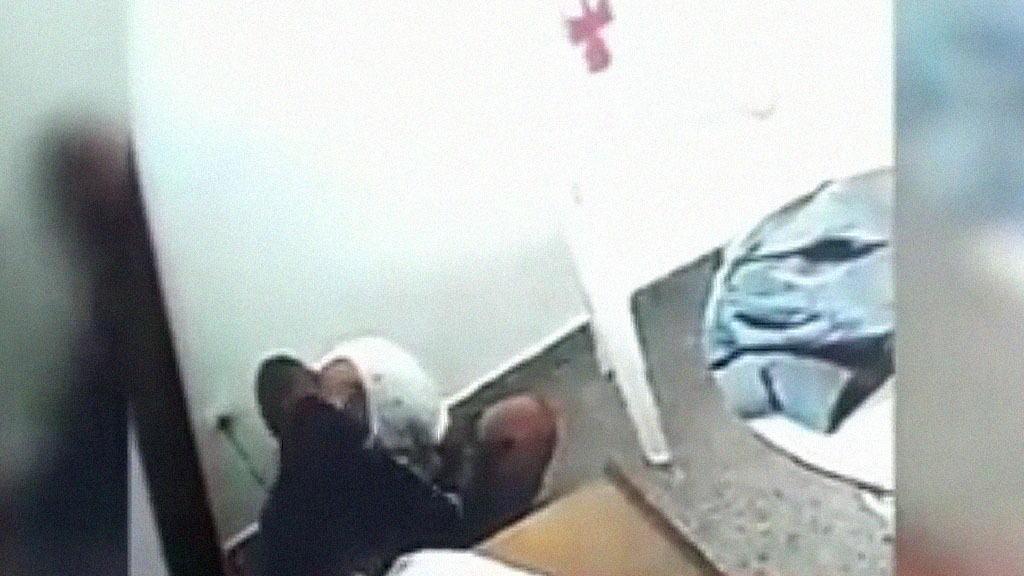 Juíza é flagrada beijando condenado por matar policial; veja o vídeo