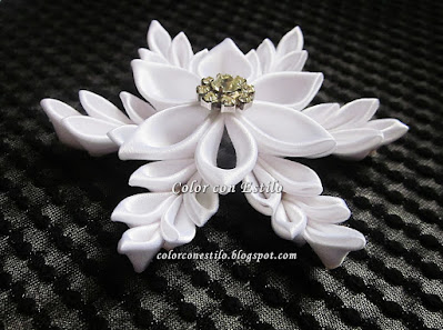 Flor kanzashi color blanco nieve