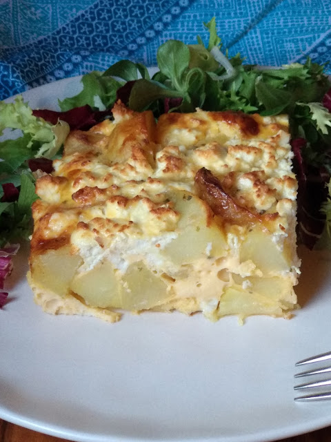 Uova, patate e formaggio feta in una performance da laccarsi i baffi. Ricetta facile e gustosa della cucina greca.