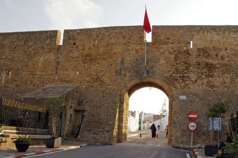 Puerta Bab el-Kasaba que da acceso a la Medina de Asilah (@mibaulviajero)