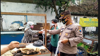 SatBnmas Polres Pelabuhan tg Perak menyerahkan Bansos beras dan masker  diwilayah Polsek Semampir..