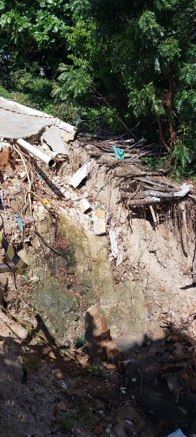 Cratera em ladeira de acesso à praia em Barreias ameaça mirante; prefeitura promete recuperação do acesso