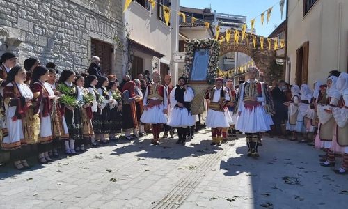 Με κάθε επισημότητα και λαμπρότητα, πραγματοποιήθηκε ο φετινός εορτασμός της Πολιούχου Άρτης Αγίας Θεοδώρας. Χοροστατούντων του Σεβασμιωτάτου Μητροπολίτου Άρτης κ. Καλλινίκου και του Σεβασμιωτάτου Μητροπολίτου Θεσσαλιώτιδος και Φαναριοφερσάλων, κ. Τιμόθεου, με τη συμμετοχή της φιλαρμονικής του Μουσικοφιλολογικού Συλλόγου Άρτας “Ο Σκουφάς”, Τμημάτων Πολιτιστικών Συλλόγων και πιο συγκεκριμένα, του Λυκείου Ελληνίδων, του Μακρυγιάννη, του Σκουφά και του 1ου Συστήματος Προσκόπων Άρτας, πραγματοποιήθηκε η λιτάνευση των Λειψάνων και της Ιεράς Εικόνας της Αγίας Θεοδώρας, στους δρόμους της Άρτας, που είχαν γεμίσει με κόσμο.