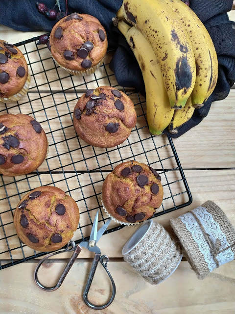 Muffins de plátano y cúrcuma con chips de chocolate. Receta fácil, saludable, desayuno, merienda, postre. Healthy Con horno Ricos, tiernos esponjosos Cuca