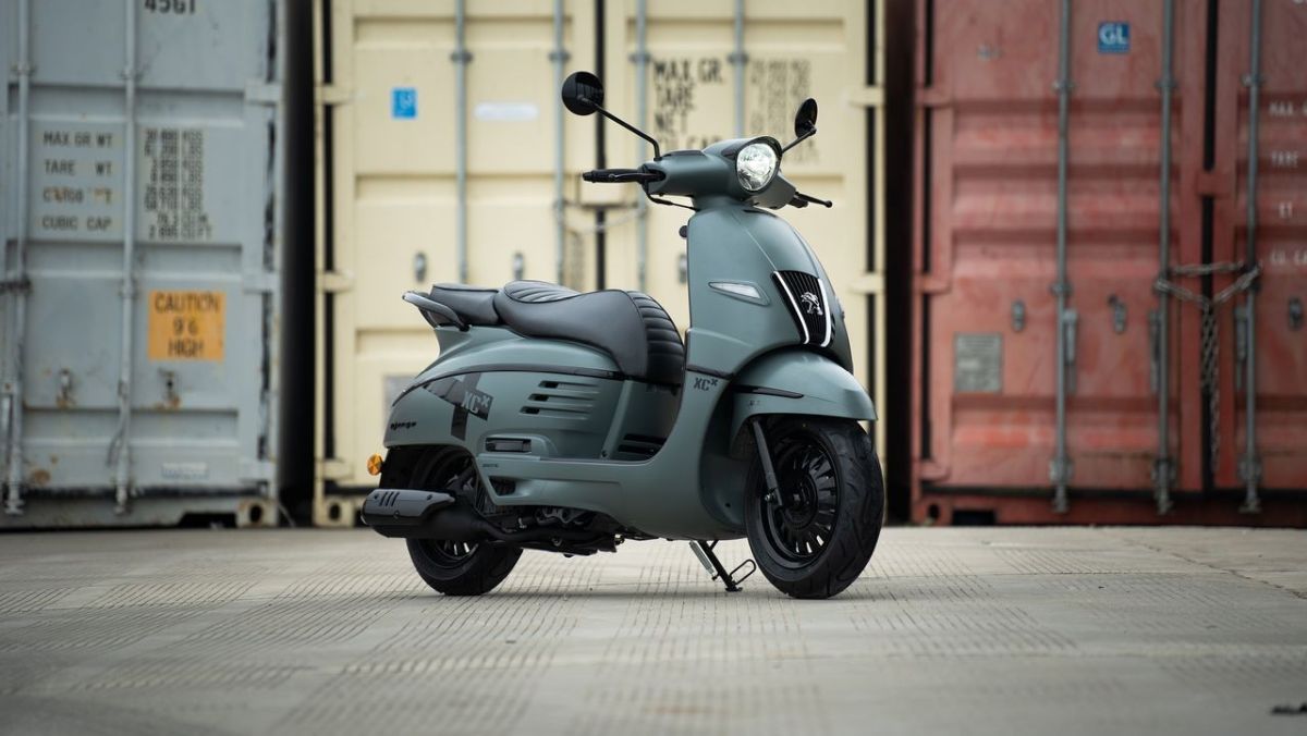 Peugeot has announced a new Django scooter for 2022, available in two variants and in a new color called the Django Shadow. Available in either 125cc or 50cc versions, it is designed specifically for urban commuting.  The design is a bit off the beaten track. round rear view mirror Shades of green give the mood of adenture travel, lights that clearly and precisely tell the status of the bike.  In the 50cc version, the engine power is 3.5 horsepower, meeting Euro5 regulations. In addition, it comes with an electronic fuel injection system. including electric start The top speed of the 50cc model is 45 kilometers per hour. Because it weighs only 126 kg. Disc brake system. It uses a 200 mm front disc, while a 110 mm rear disc is priced at 2,905 euros, or around 105,000 baht.  In the 125cc version, it's definitely more powerful, 10.6 hp will take you around town with 9.3 Nm of torque. 380 kilometers ever It is air cooled and can reach a top speed of 90 kilometers per hour.  The braking system is the same as the 50cc at the front, but with the addition of ABS, and the rear is enlarged from 80mm to 190mm.