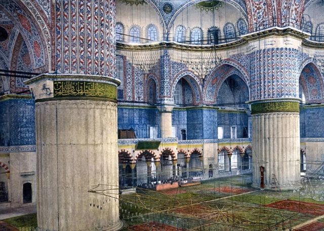 الهندسة الداخلية لجامع السلطان أحمد في إسطنبول