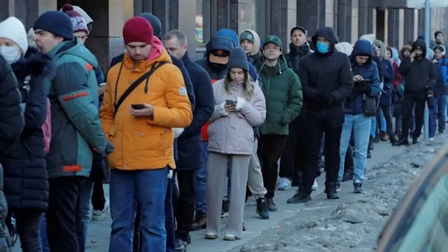 Rusos hacen largas colas para obtener dinero en efectivo