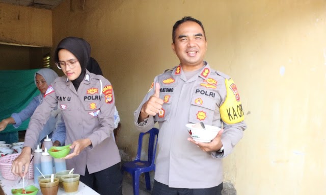 Amankan Sidang Pleno PPK Baradatu, Polisi Peduli Gelar Makan dan Minum Gratis  di Way Kanan