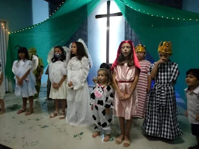 Crianças na apresentação de Natal