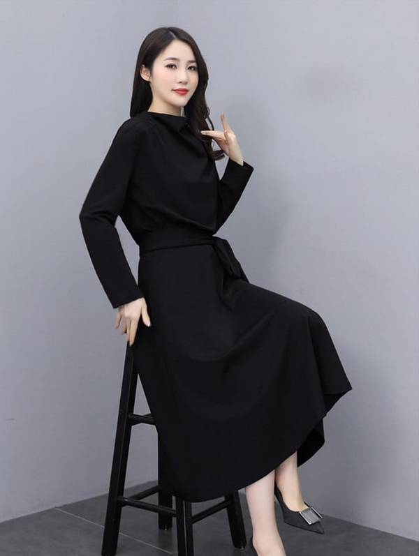 Thiếu nữ ngồi áo đầm đen