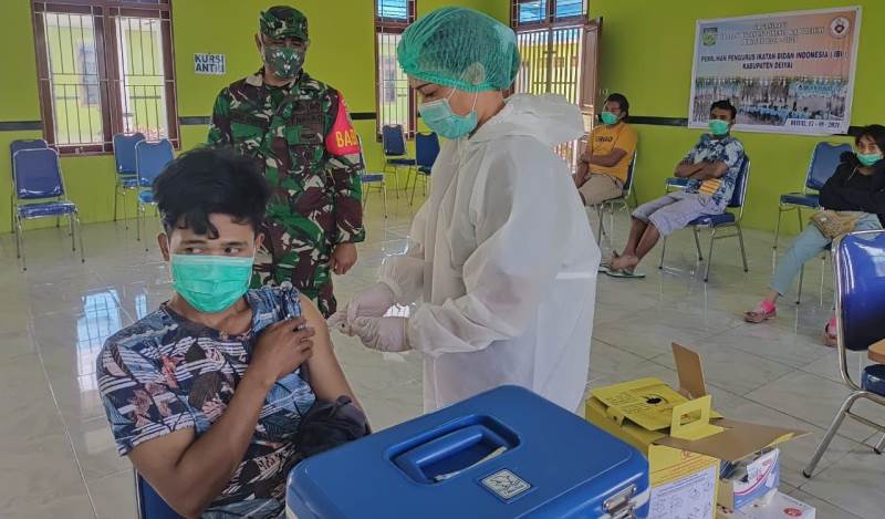 TNI Pastikan Pelaksanaan Vaksinasi COVID-19 Tahap I dan II Tertib dan Kondusif di Deiyai