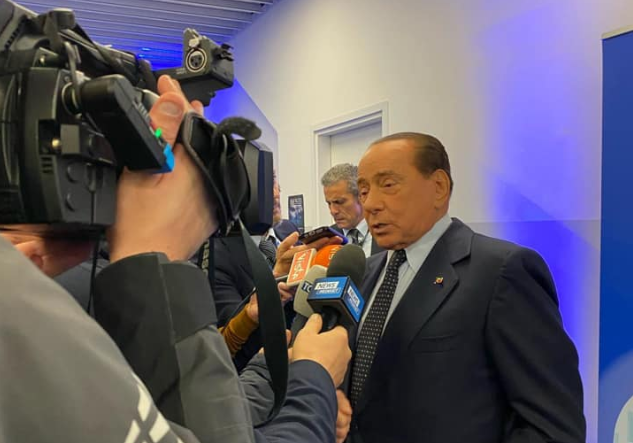 Berlusconi chiama Draghi: "Forza Italia conferma lealtà al governo"