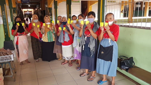 Yayasan GNJ Bagi-Bagi Sabun ke Buruh Gendong