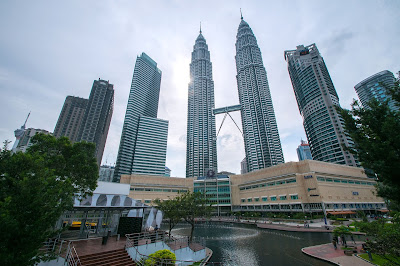 Vista de las Torres Petronas desde la superficie en Kuala Lumpur