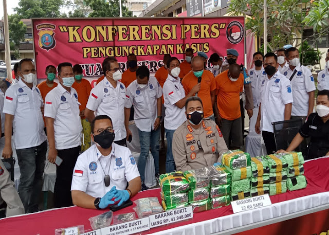 Kapolrestabes Medan Kombes.Pol Riko Sunarko Memimpin Konfrensi Pers Pengungkapan, Sabu - Sabu Seberat 23 Kg, dari Tanjung Balai yang dibungkus dalam kemasan teh Cina.
