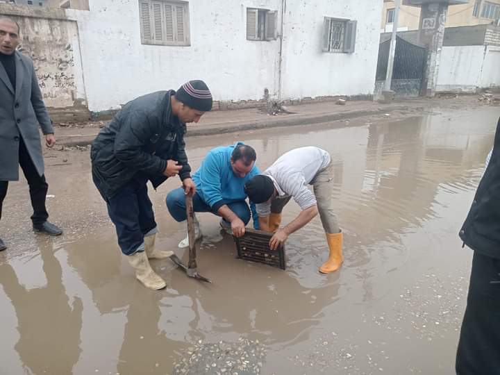 بالصور..رئيس مدينة الحامول يقود حملة لكسح مياه الأمطار