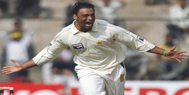 Shoaib Akhtar made his test debut in which year?