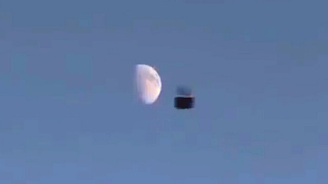 Amazing silver metallic cube UFO falling from space caught on camera by the eye witness filming it by accident.