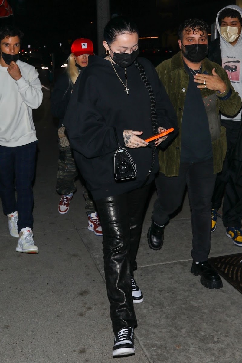 Noah Cyrus Out for Dinner in Los Angeles 5 Nov-2021