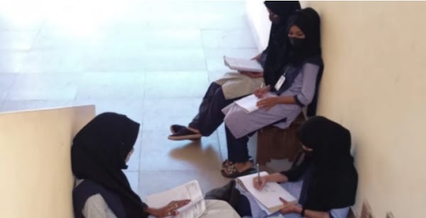 Viral 6 Mahasiswi Diusir dari Kelas karena Pakai Kerudung, Terpaksa Belajar di Tangga Kampus