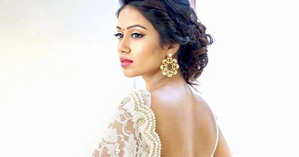 Nivetha Pethuraj backless saree hot photos