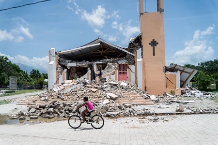 Haiti: Earthquake death toll tops 2,000, aid delivery complicated