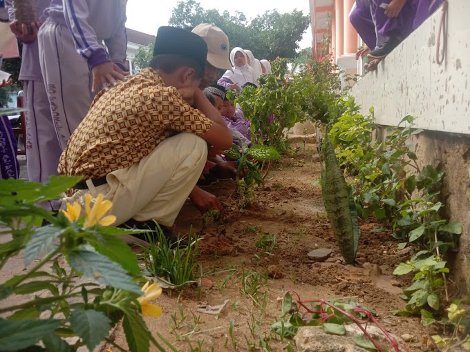 Gerakan Hijau Sekolahku oleh Siswa SDF Al-Falah 