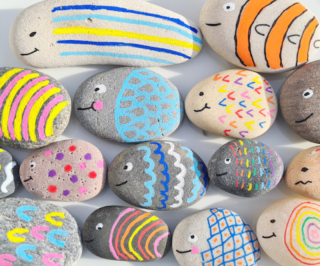 DIY-Anleitung: Steine für den Garten bemalen. Weitere Ideen und Motive zum Steine bemalen findet Ihr bei mir auf Küstenkidsunterwegs, auch für diese bunten Fische.