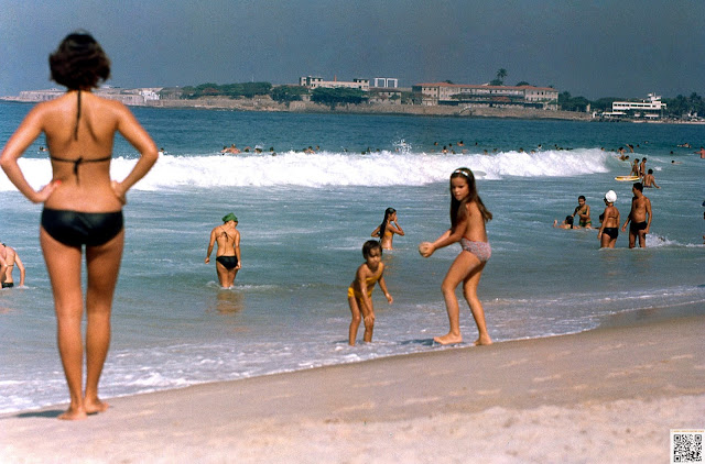 Praia de Copacabana, Rio de janeiro no final da década de 1960. Fotografia: MMG_N_059 Fotografia de Manuel Augusto Martins Gomes.   Não usar fotografia sem referência ao seu autor Manuel Augusto Martins Gomes e sem link para as páginas:  https://manuelamartinsgomes.blogspot.com/ https://www.facebook.com/ManuelMartinsGomesMemorias https://www.instagram.com/manuelamartinsgomesmemorias/  Qualquer informação adicional é bem vinda.  Poderão contactar-me através do endereço de email: manuelamgomes20@gmail.com #anos60 #anos1960 #brasil #brazil #riodejaneiro #copacabana #manuelmartinsgomesmemorias #manuelamartinsgomesmemorias