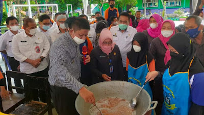  Enos Buka Acara Praktek Pembuatan Minyak Goreng Dari Buah Kelapa di 7 SMP OKU Timur