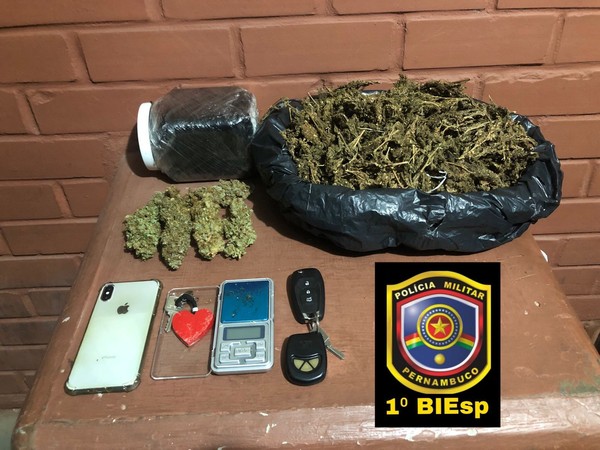 SUSPEITO DE TRÁFICO DE DROGAS É PRESO COM 500 G DE MACONHA DENTRO DE CARRO, EM BEZERROS