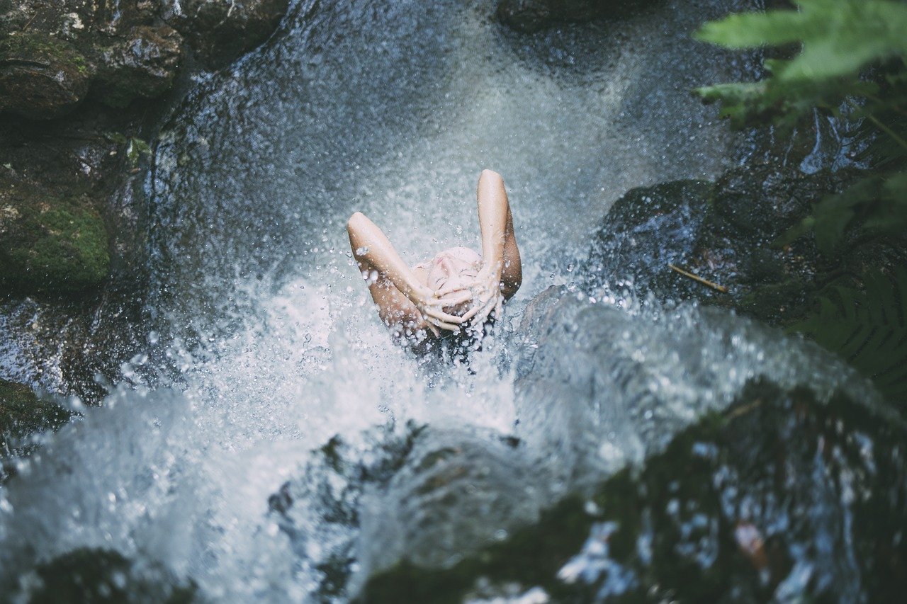 mulher em cachoeira em visconde de maua no rj