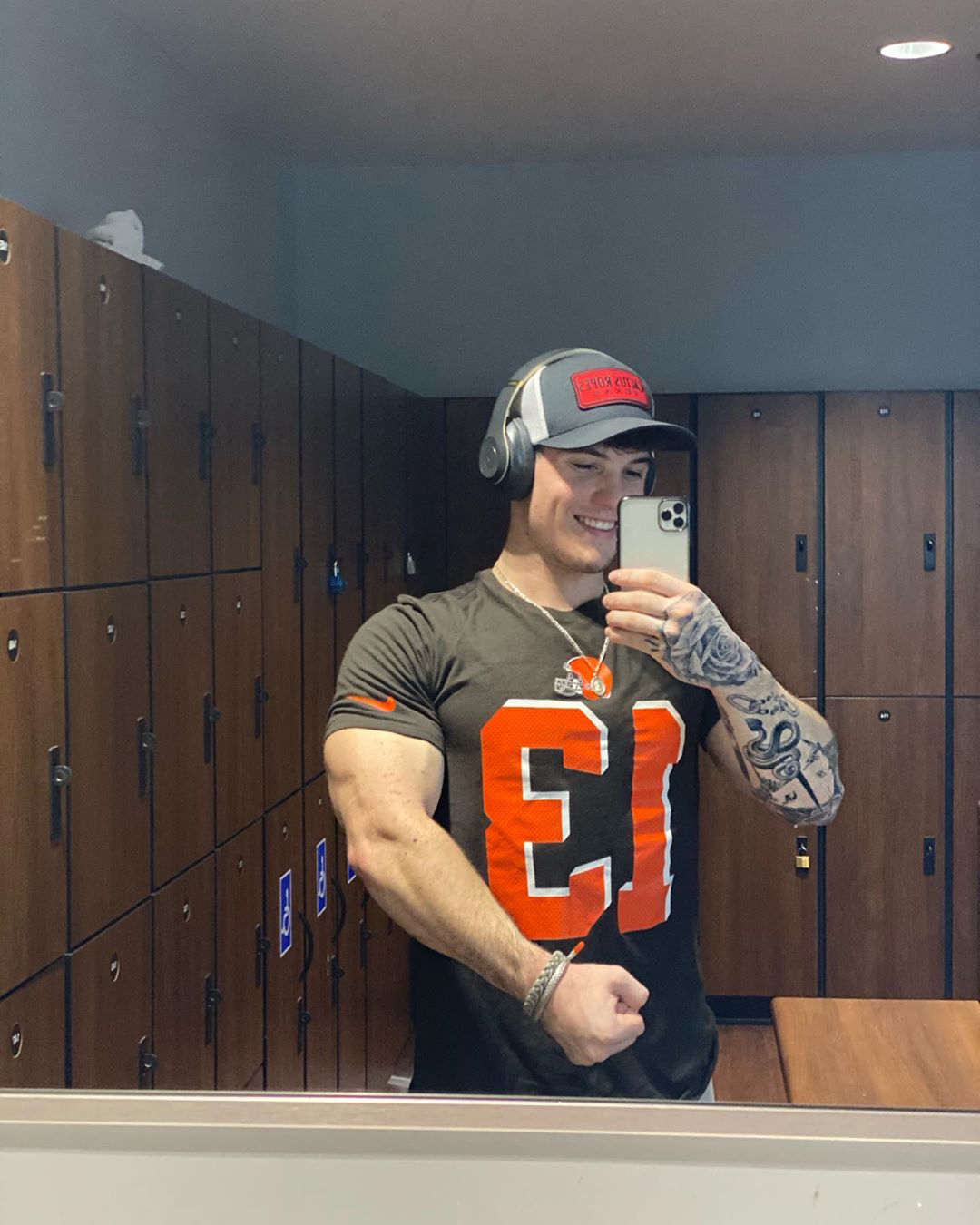 handsome-hot-locker-room-jock-biceps-flex-big-sexy-guy-selfie