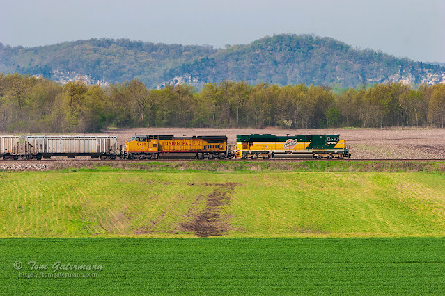 UP 1995 and UP 9419 lead train MNLAS-22 north of Fults, IL