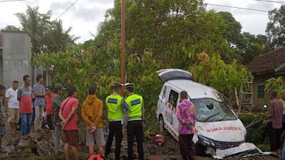 Sat Lantas Polres Tanggamus Olah TKP Kecelakaan Ambulance Tabrak Sepeda Motor 