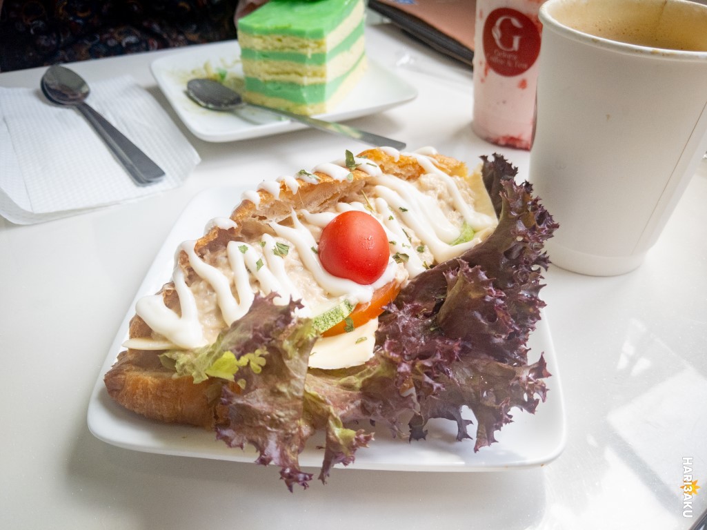 Tunamayo croissant di Kafe Gelora Coffee & Tea