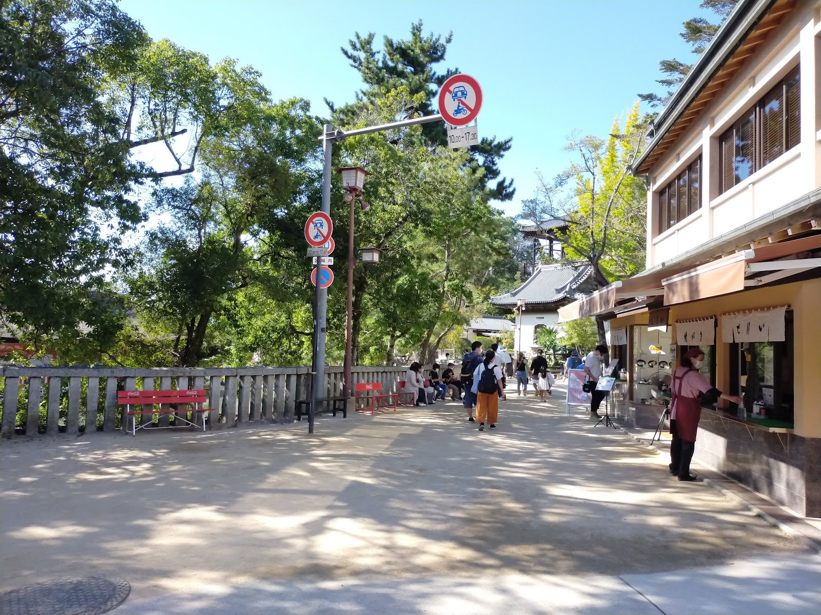 厳島神社の横辺りです。