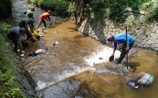 Serius Benahi Wilayah,Satgas Citarum Sektor 1 Tanpa Lelah Bersihkan Sampah, di Permukaan Tanah dan di Aliran Sungai Serta Laksanakan Komsos Hingga Buat Lubang Biopori