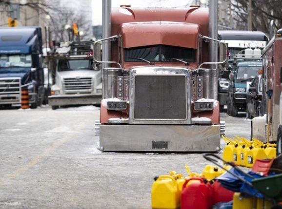اوٹاوا: کینیڈا کے دارالحکومت اٹاوا میں کورونا پابندیوں کیخلاف ٹرک ڈرائیورز کی ہڑتال کے باعث ہنگامی حالت نافذ کردی گئی۔