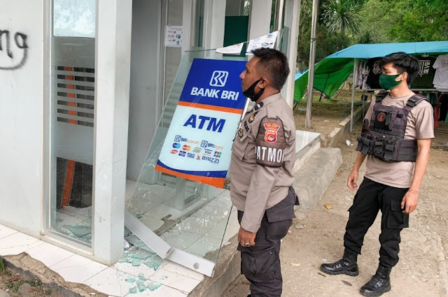 Pria gangguan jiwa rusak pintu ATM Bank BRI di Kota Bima