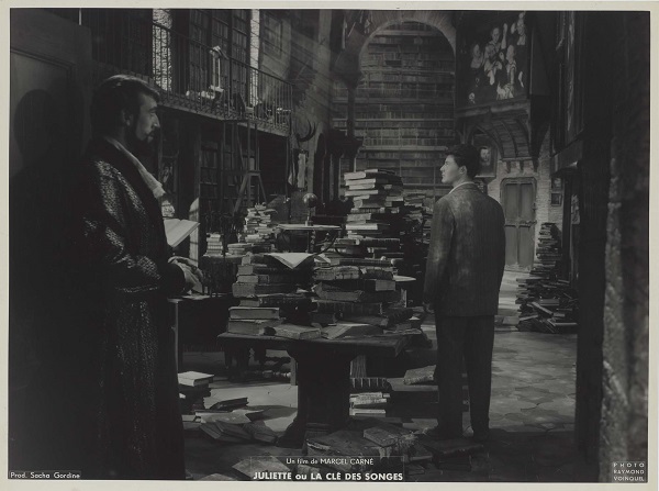 Gérard Philipe dans "Juliette ou la clé des songes" : la bibliothèque du château