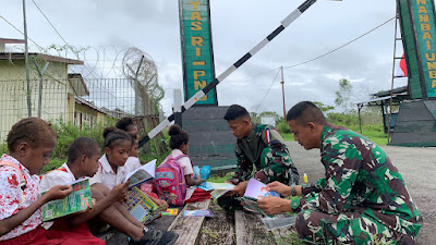 Bacakan Dongeng Bentuk Cinta Satgas Yonif 310/KK Kepada Anak Papua