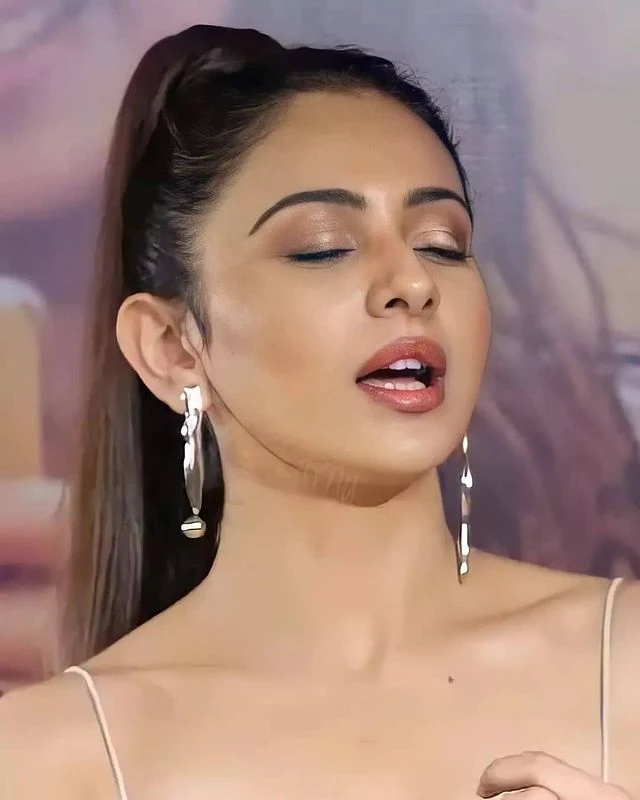 Rakul Preet Singh Hot and Sexy Expressions